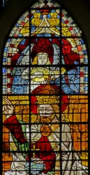 Vitrail représentant Dieu lors du Couronnement de la Vierge et, au-dessus, un ange musicien